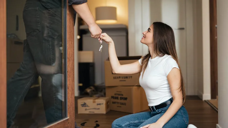Jeune locataire recevant les clés de son premier appartement après avoir financé son dépôt de garantie avec l'avance Loca-Pass