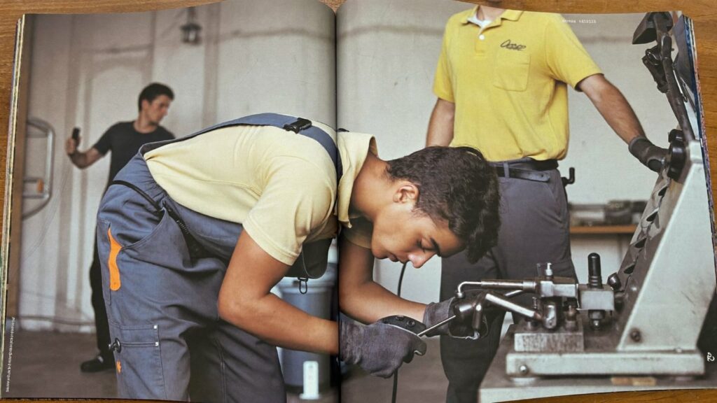 Jeune en formation rémunérée dans un atelier professionnel orienté par la Mission Locale