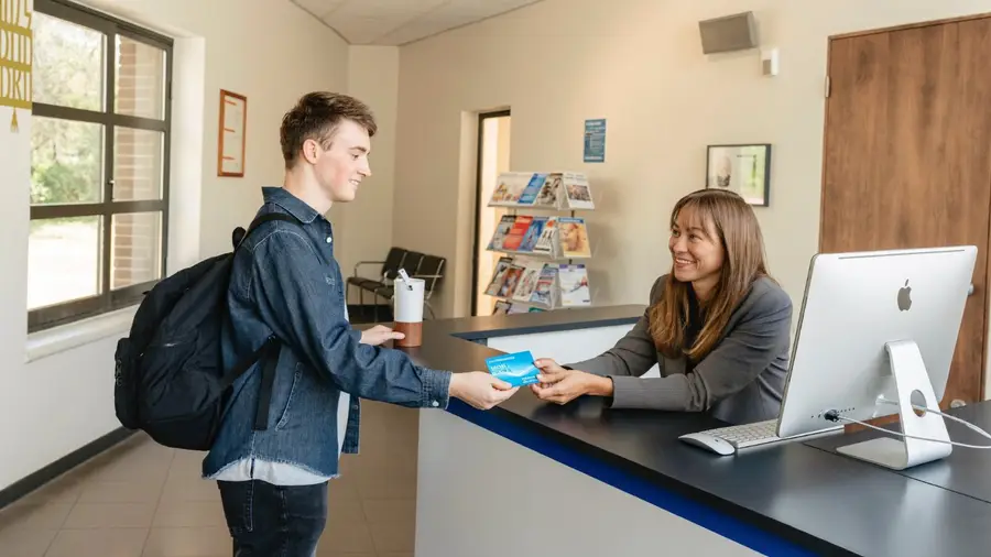 A young person at a first appointment with a mission locale adviser