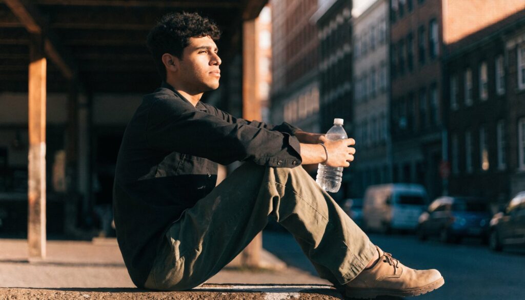 Le RSA jeune actif : qui peut en bénéficier et comment le demander ? Jeune homme en tenue de travail pendant une pause