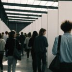 Jeunes visiteurs entre les stands d'un salon de l'emploi et de l'alternance