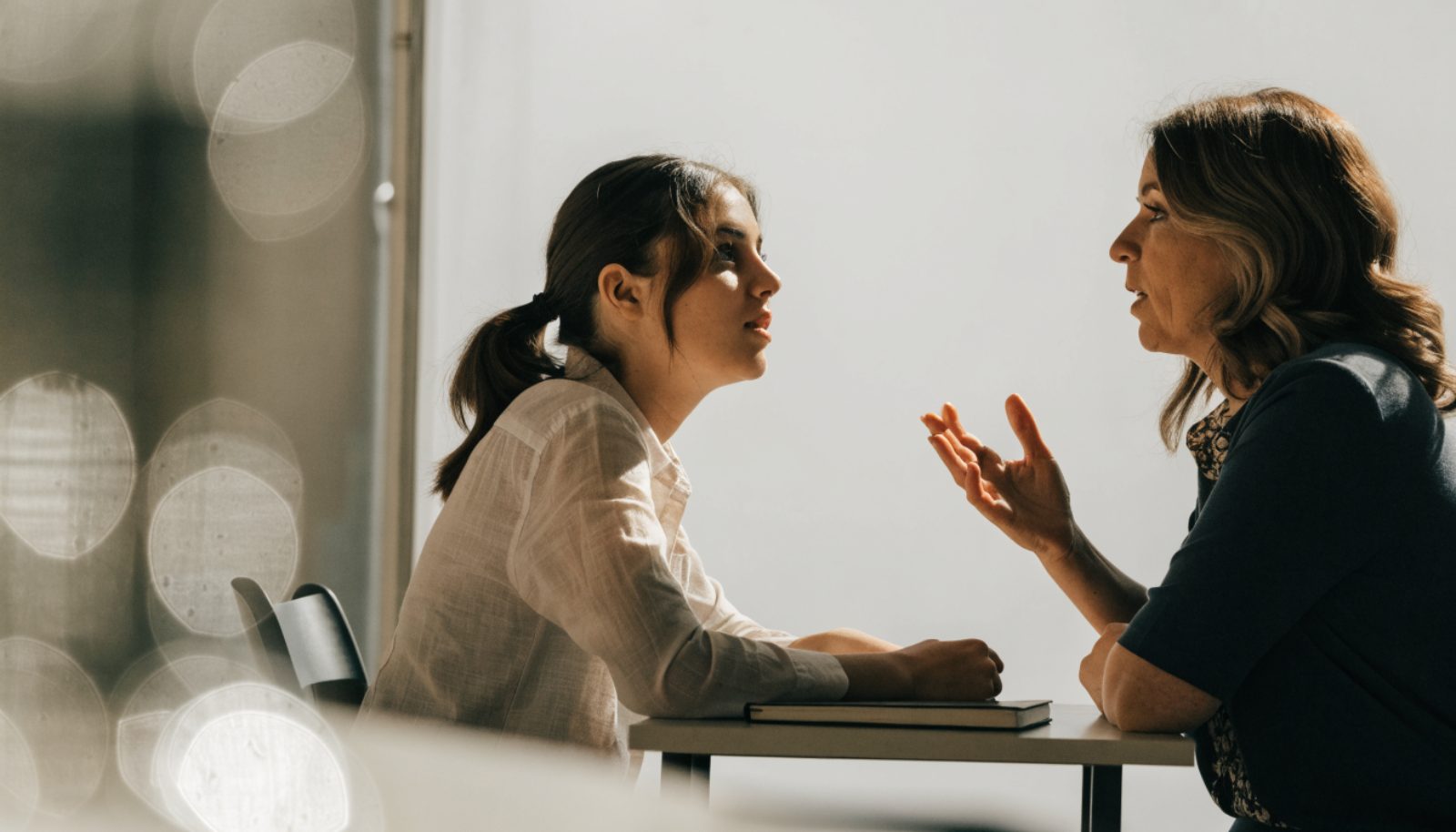 Jeune femme en entretien avec une recruteuse sur un stand de salon